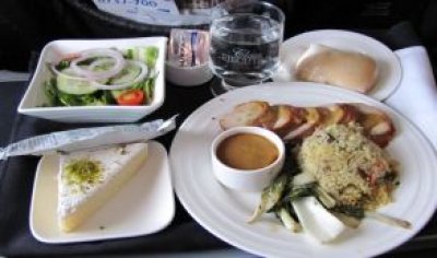 Lo que se le critic&oacute; tanto a Pluna: El fabuloso negocio de vender comida en las aerol&iacute;neas de bajo costo