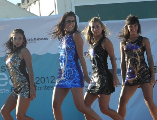 Uno de los espect&aacute;culos en Miss Ocean Club, en el Parador de la 12 de La Brava