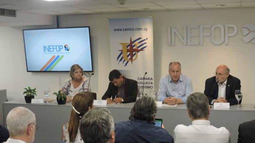 El 6 de febrero, cuando se firm&oacute; el convenio en el INEFOP: Liliam Kechichian; Eduardo Pereyra (INEFOP); Ernesto Murro y Juan Mart&iacute;nez