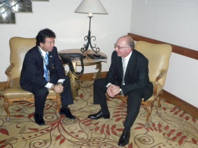 Alejandro Verzoub y Arnaldo Nardone dialogan en el lobby del Conrad antes de su presentaci&oacute;n en el sal&oacute;n R&iacute;o de Janeiro durante FIEXPO