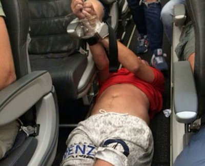Ruso ebrio a bordo  golpeado, reducido y atado