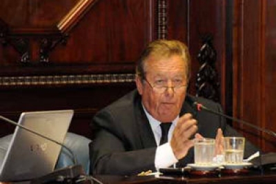 Senador Carlos Moreira.Ya se llev&oacute; a Campiani propiciando de paso,  el descalabro del equipo econ&oacute;mico. Hasta ahora al parecer, no le ha llamado la atenci&oacute;n la conducta de L&oacute;pez Mena.