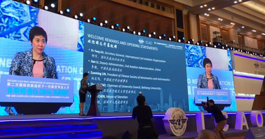 La Secretaria General de la OACI, la Dra. Fang Liu, se dirige a una amplia asistencia de profesionales y l&iacute;deres en la Segunda Cumbre Mundial de Profesionales de Aviaci&oacute;n (NGAP / 2) de la OACI en Shenzhen, China.
