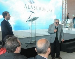 Octubre de 2014. Mujica habla, De los Santos mira. Julio de 2016, De los Santos no habla, Mujica no est&aacute;.