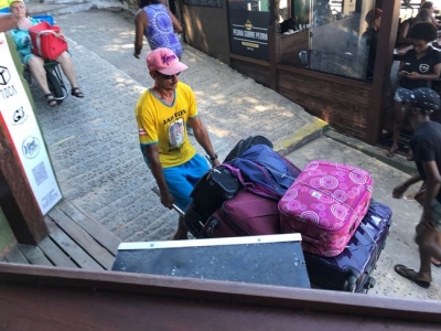 La forma casi &uacute;nica de transporte en Morro de San Pablo, la carretilla.