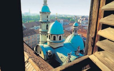 Desde la parte m&aacute;s alta de la Catedral de Graz puede ver en primer t&eacute;rmino el antiguo mausoleo, donde est&aacute;n enterrados personajes ilustres e importantes familias de esta regi&oacute;n austr&iacute;aca. 