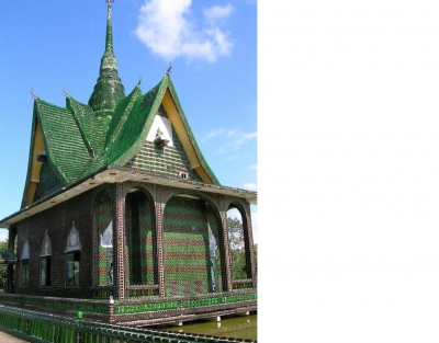 Maravilloso templo de botellas de vidrio 