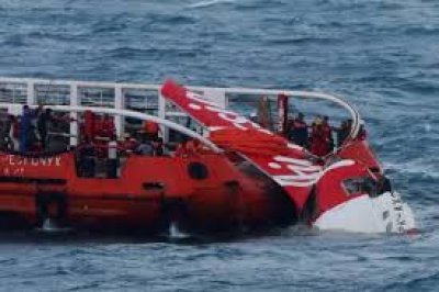 Sacan a superficie la secci&oacute;n de cola del avi&oacute;n de AirAsia sin cajas negras