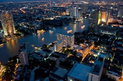 Vista nocturna del río Chao Phraya
