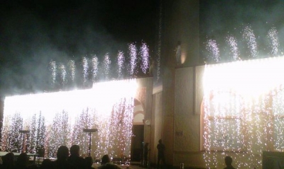 La fachada principal del Museo Oceanogr&aacute;fico, en momentos en que se logra un efecto especial que asemejaba una catarata dorada, mientras se presentaba un cuadro acrob&aacute;tico y al final fuegos artificiales.