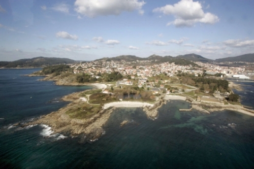 Vista de Punta Balea (Cangas), con la antigua ballenera