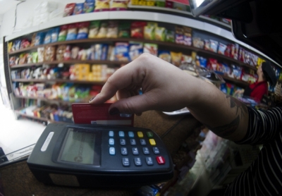 Uruguay: por acuerdo bajarán el arancel de tarjetas de débito a comercios