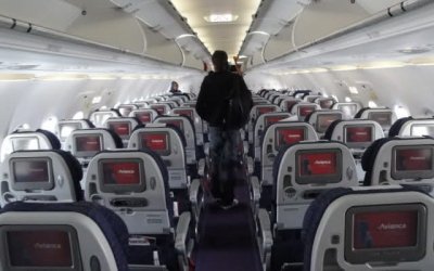 El interior de un avi&oacute;n A320.