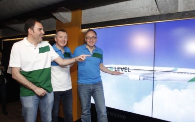 El Consejero Delegado del Grupo brit&aacute;nico IAG, Willie Walsh, flanqueado a su derecha por el presidente de Vueling, Javier S&aacute;nchez, y a su izquierda, el de Iberia, Lu&iacute;s Gallego.