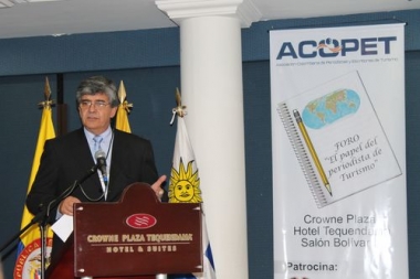 Sergio Antonio Herrera, present&oacute; ayer en Bogot&aacute;, su teor&iacute;a sobre periodismo tur&iacute;stico