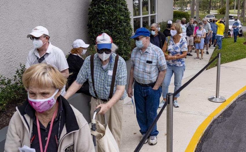 Fila en vacunatorio en Florida, EE.UU.
