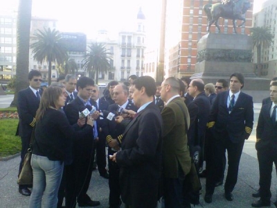 El Comandante Francisco Mazzilli, Presidente de ACIPLA declara ante la prensa en la Plaza Independencia, frente a la sede del gobierno en la Torre Ejecutiva, donde minutos antes se hab&iacute;a realizado la conferencia de prensa por la suspensi&oacute;n de la subasta.
