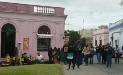 Los visitantes argentinos recorrieron los barrios históricos de Colonia. 