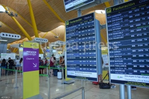 Paneles de facturación en la terminal T4 del aeropuerto Adolfo Suárez Madrid-Barajas, en Madrid (España).