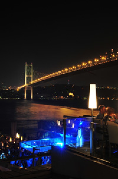 Terraza del famoso restaurante Reina, a orillas del B&oacute;sforo