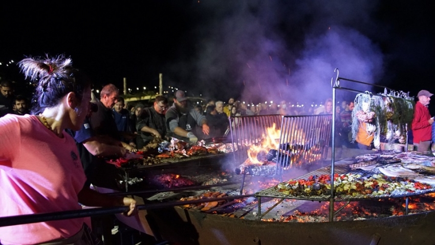 Destino Piri&aacute;polis presenta "Entre Fuegos" en la playa La Rinconada