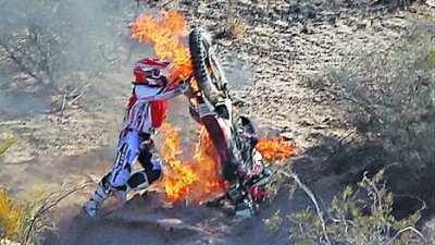 Fuego. Uno de los momentos m&aacute;s dram&aacute;ticos de la versi&oacute;n 2014 del Dakar. El portugu&eacute;s Gon&ccedil;alves trata de apagar el incendio de su moto. Fue entre Chilecito y San Miguel, en la etapa m&aacute;s dura.
