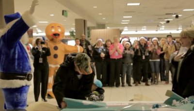 Los pasajeros se mostraron sosprendidos al ver salir regalos en vez de maletas en la banda de entrega de equipaje 