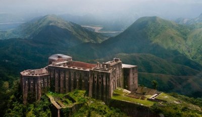 Espectaculares vistas: la Ciudadela se encuentra en la cima de la montaña Chaine Bonnet l&#039;Eveque, a casi 1.000 metros de altitud.