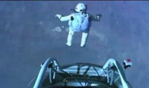 Paracaidista austriaco rompe barrera del sonido con su propio cuerpo 