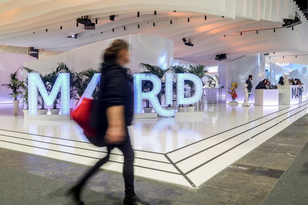 Una persona por delante de un letrero de Madrid en la segunda jornada de la Feria Internacional del Turismo, Fitur 2023.
