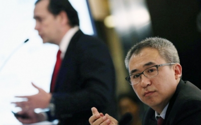 El presidente de HNA, Bai Haibo, escucha al ex consejero delegado de NH, Federico Gonz&aacute;lez Tejera, en un evento conjunto.