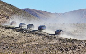 Numerosa caravana continúa recorrido por la ruta del Dakar que pasará por Bolivia