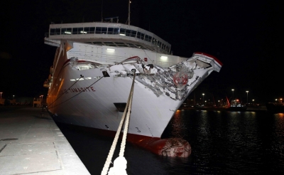 La embestida de un ferry llena de combustible al puerto de Las Palmas