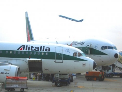 Alitalia se fusiona con dos aerol&iacute;neas italianas