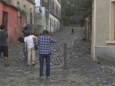Un ni&ntilde;o y mascotas en Calle de los Suspiros, Colonia