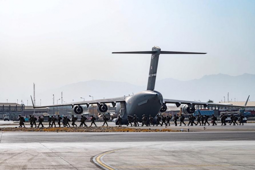 Soldados estadounidenses, asignados a la 82&ordf; Divisi&oacute;n Aerotransportada, llegan para proporcionar seguridad en apoyo de la Operaci&oacute;n Refugio de los Aliados en el Aeropuerto Internacional Hamid Karzai en Kabul, Afganist&aacute;n, 20 de agosto de 2021.