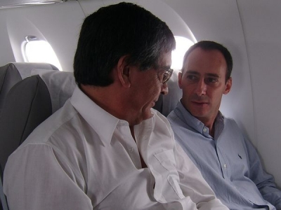 El autor con el protagonista de la entrevista-ficci&oacute;n, minutos despu&eacute;s de sortear con &eacute;xito una eventual colisi&oacute;n en la misma zona del accidente de GOL con el Legacy, dialogando a m&aacute;s de 30 mil pies, la ma&ntilde;ana del viernes 14 de marzo de 2008 a bordo del CX-CRA, el primero de los CRJ900 adquiridos por Pluna. La delegaci&oacute;n que particip&oacute; del hist&oacute;rico vuelo hab&iacute;a partido la ma&ntilde;ana anterior del aeropuerto ubicado en la f&aacute;brica de Bombardier en Mirabel, suburbio de Montreal, Canad&aacute;. De los 18 grados bajo cero del inicio el jueves 13, a los 30 grados de Turks &amp; Caicos a las 4 horas y a similar temperatura en Manaos para pernoctar. 