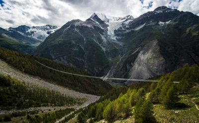 El puente suizo tiene 494 metros de largo y es parte de una ruta de trekking entre Gr&auml;chen y Zermatt.