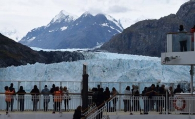 Cubierta del barco Norwegian Pearl (NCL) con los pasajeros viendo el Glaciar Margarita a unos metros en la Bahía de los Glaciares (Alaska).