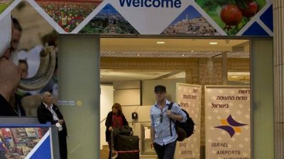  Dice Clar&iacute;n: "A salvo. Patcher llegaba, ayer, al aeropuerto de Tel Aviv, en Israel. Su precipitado viaje hab&iacute;a concluido"