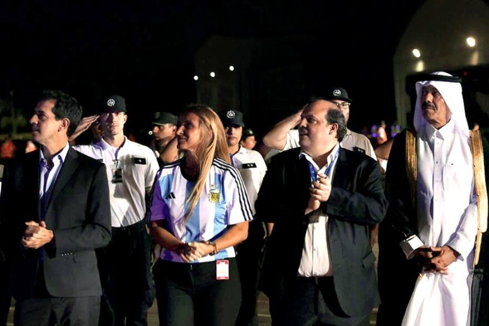 El ministro Wado de Pedro; la directora de Migraciones, Florencia Carignano; y Pablo Ceriani, presidente de Aerolíneas Argentinas, miran bajar a la selección con la Copa del Mundo