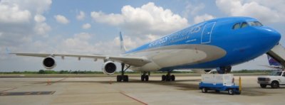 Mientras los A330 esperan que los vayan a buscar, en Aerol&iacute;neas se distraen con una oferta por A340-500