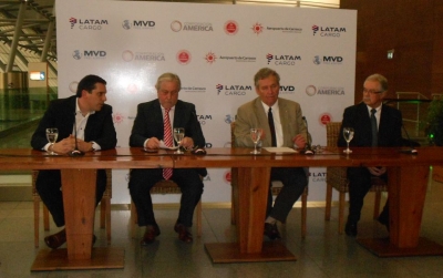 Bruno Guella, director de MVD Free Airport; Jorge Baccino, gerente general de Latam Cargo;  Peter Maddenes, embajador de B&eacute;lgica; Jorge Menendez, Ministro de Defensa.