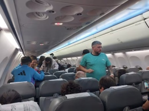 Los pasajeros del vuelo AR1879 esperan dentro del aeronave tras su descenso en Montevideo 