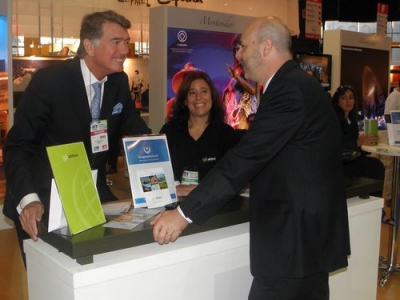 Pancho Dotto "hace" que vende. El Director General del Ministerio de Turismo uruguayo, Doctor Antonio Car&aacute;mbula, "hace" que compra. Mar&iacute;a Julia Fern&aacute;ndez, de ABTOUR disfruta la escena