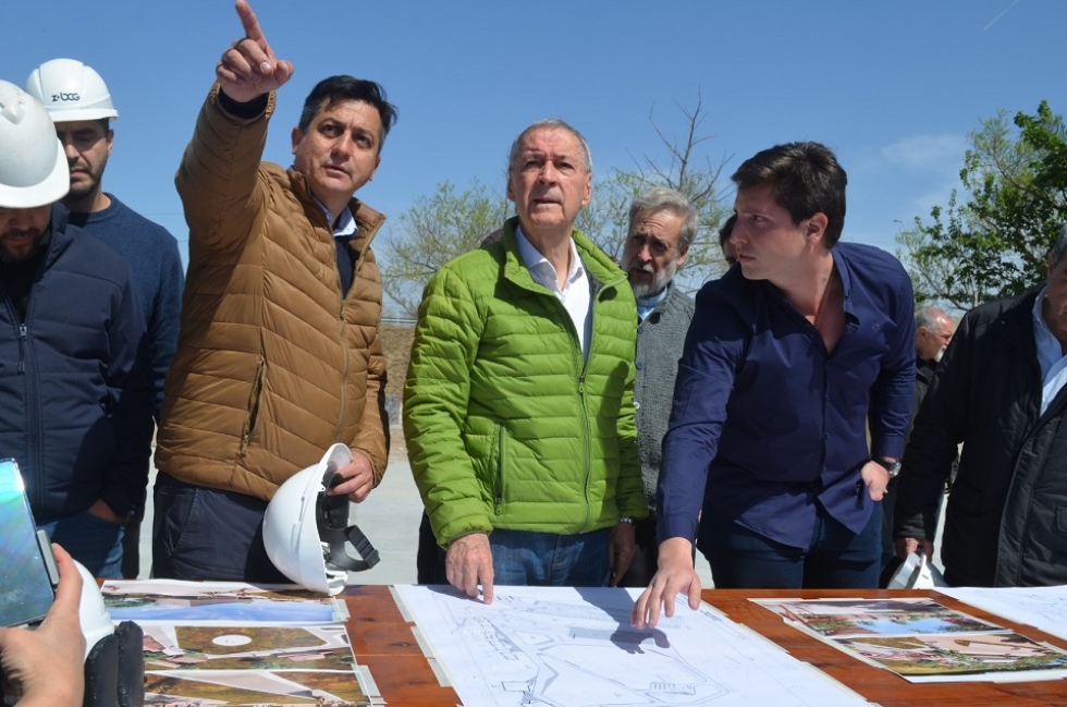 Alejandro Lastra informa al gobernador avance de obras.