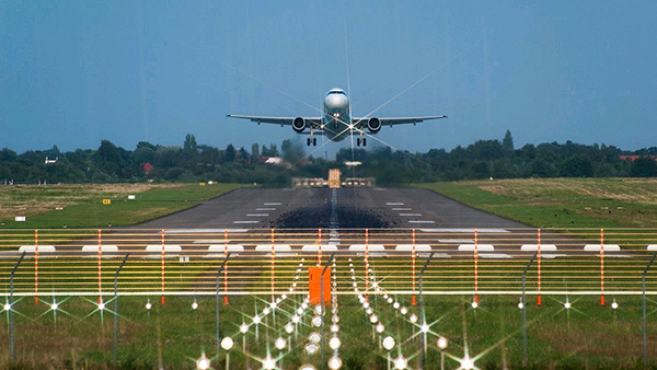 Cancelaciones masivas de vuelos por la crisis del combustible