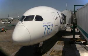El primer 787 de LAN (CC-BBA) en uno de los fingers de Ezeiza a la espera que embarque los pasajeros del vuelo LA456 (Buenos Aires &ndash; Santiago). La aerol&iacute;nea chilena es la primera operadora del Dreamliner en Latinoam&eacute;rica 