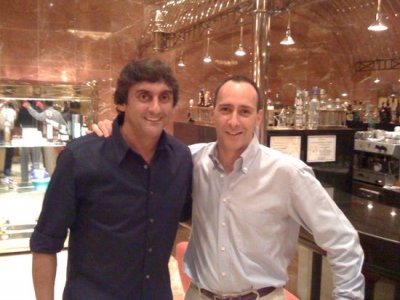 En Caracas, cuando Campiani sab&iacute;a quien era su compa&ntilde;ero de asiento, nada menos que Enzo Francescoli. El pr&oacute;ximo lunes, en "El Detr&aacute;s de escena" del libro, publicaremos la in&eacute;dita foto del cheque con el que se pag&oacute; el charter del Pato Celeste.