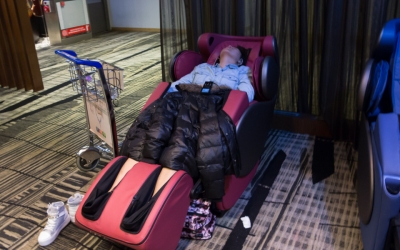 En el aeropuerto de Singapur los sillones cuentan con un servicio de masajes de piernas. Y gratis.